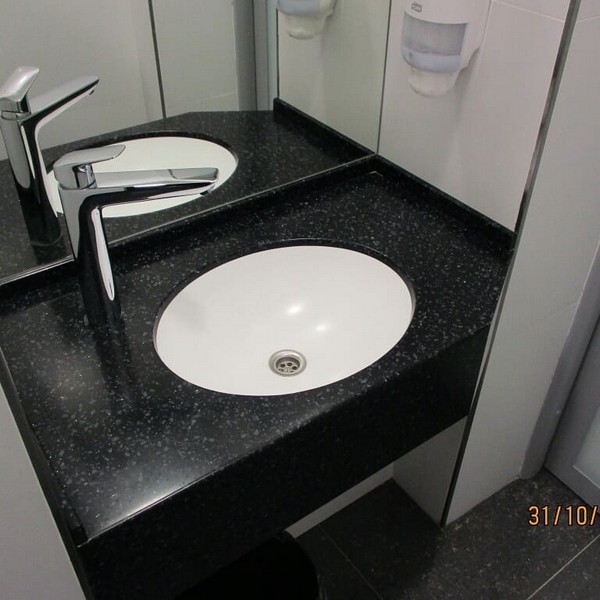 Столешница встроенная в нишу ванной комнаты с интегрированной мойкой