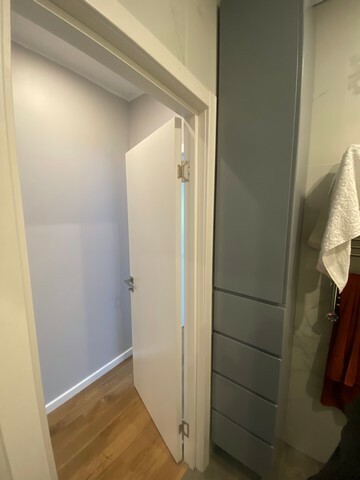 Узкий шкаф пенал серого цвета в ванную комнату изготовленный проспект вернадского Москва