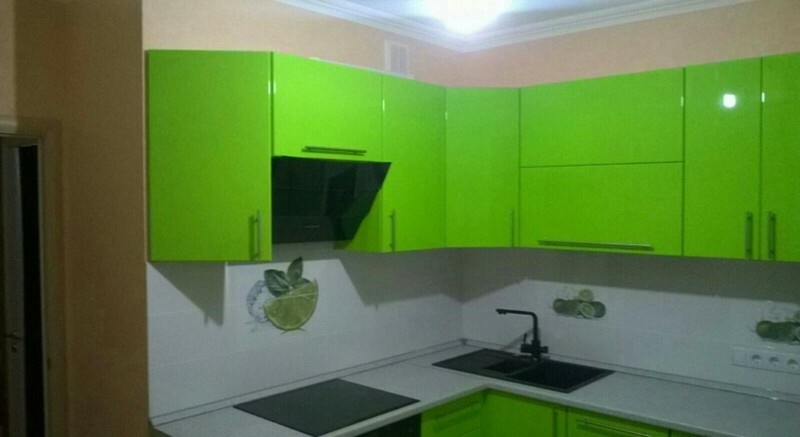 <span style="font-weight: bold;">Угловая кухня зеленого цвета изготовлена на заказ в г.Лыткарино</span>